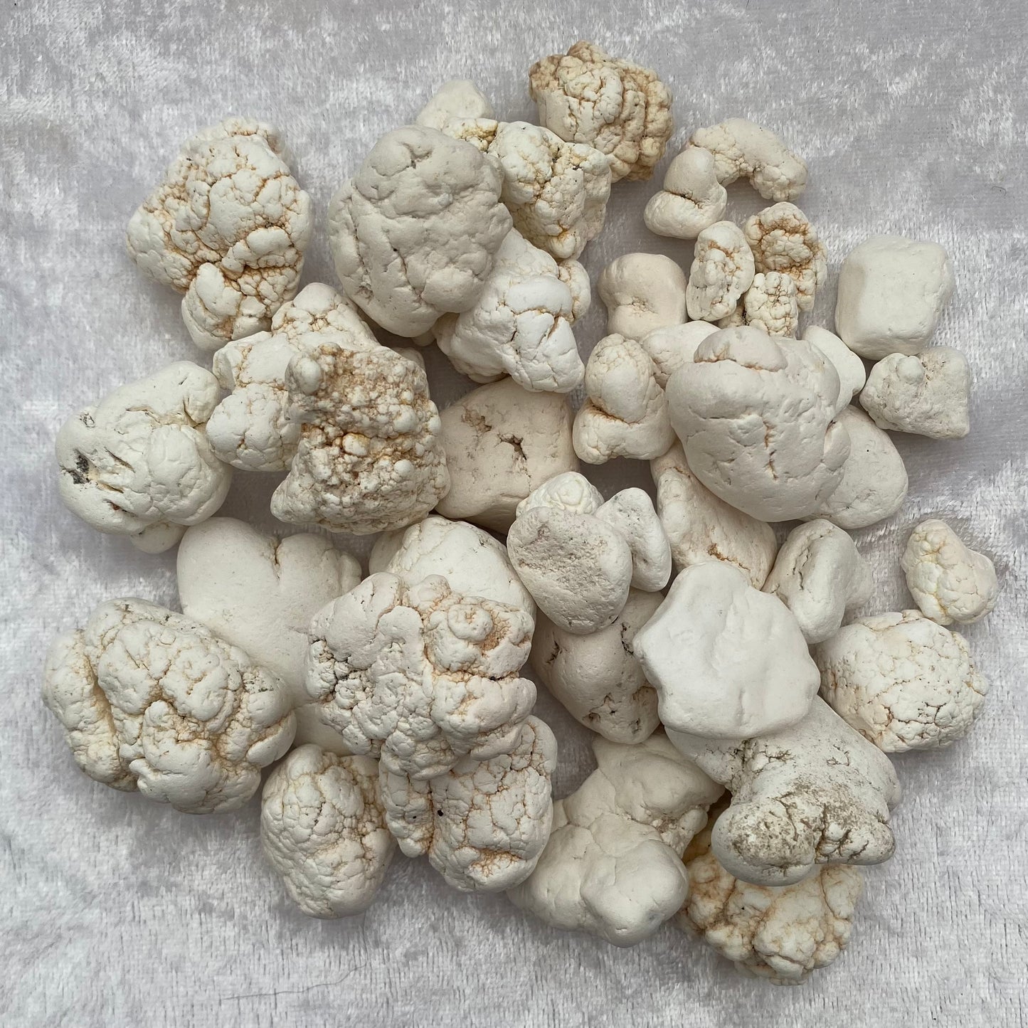 Magnesite rough clusters